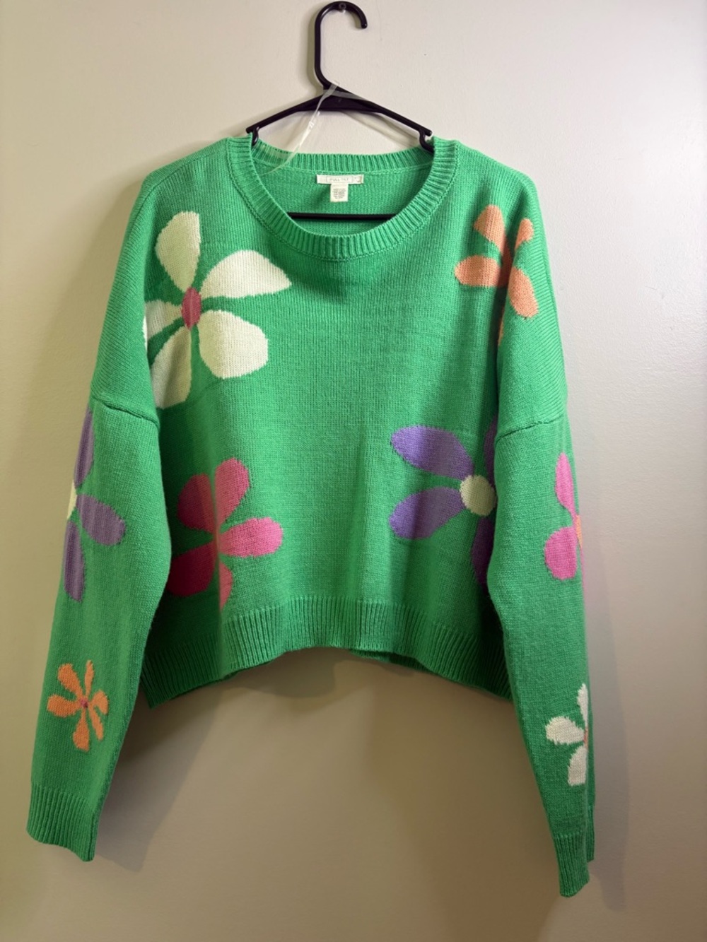 Full Tilt Green Floral Crewneck Cropped Sweater with Multicolor Daisies